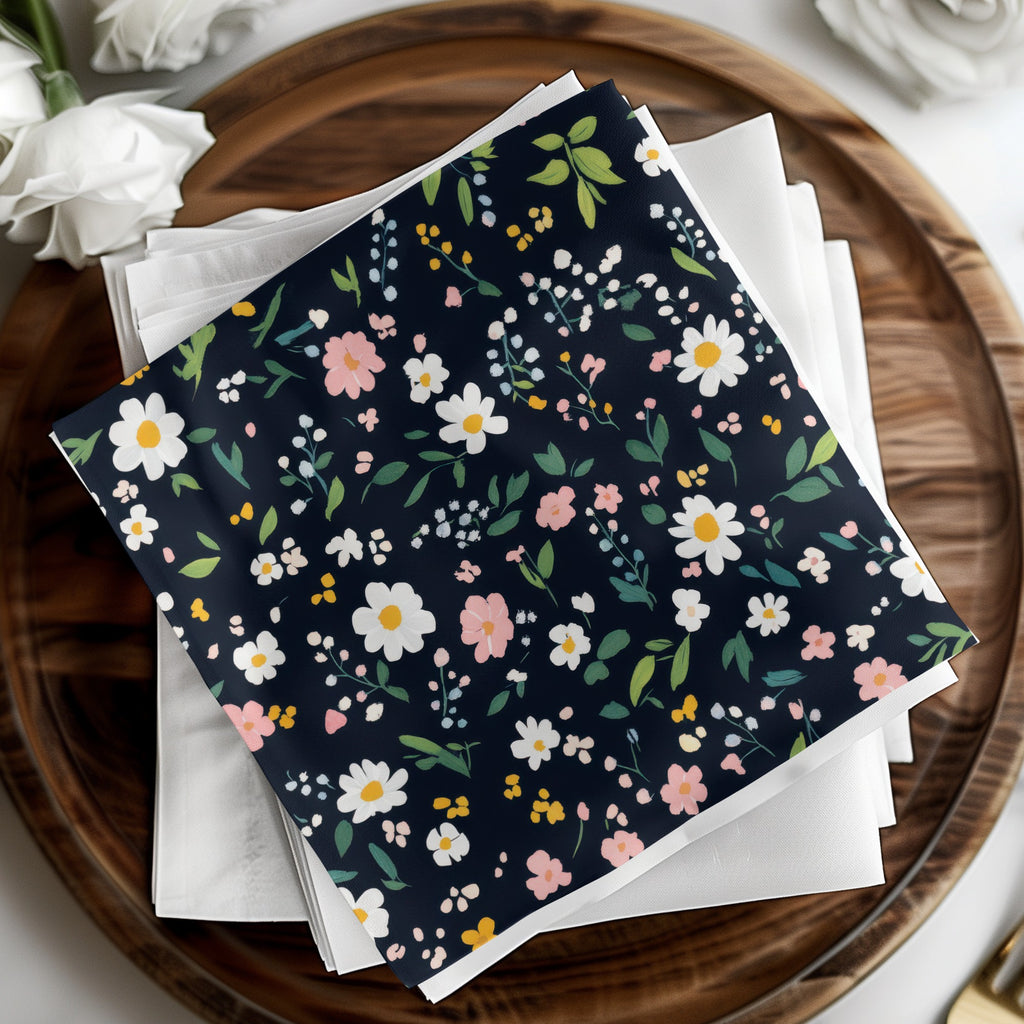 Floral Pattern Napkin with Daisies and Leaves Design