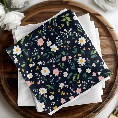 Floral Pattern Napkin with Daisies and Leaves Design